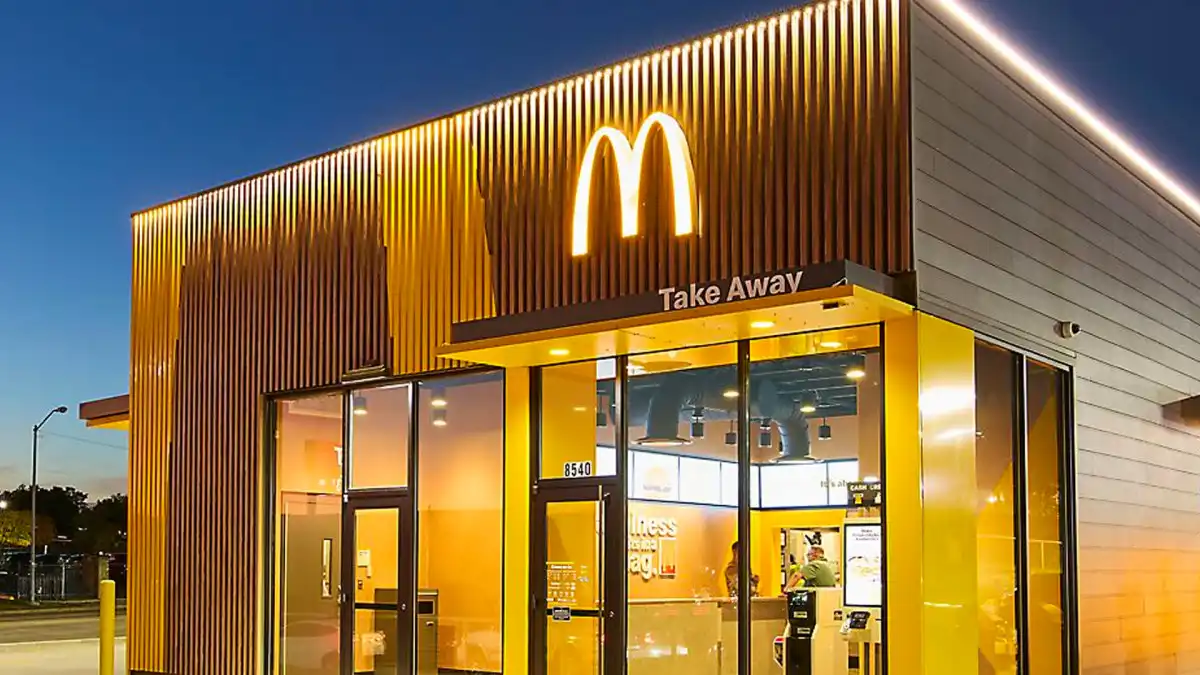fast food employees preparing quick service meals